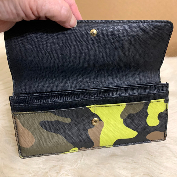 MICHAEL KORS Green/Black/Acid Yellow Camouflage CAMO Envelope Snap Wallet - Picture 14 of 16